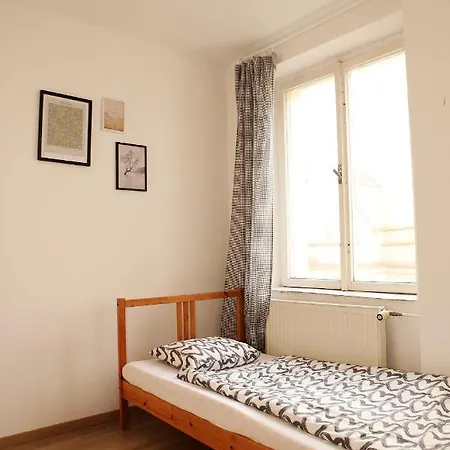 Апартаменты Cute 2 Beds Close To The Main Train Station
