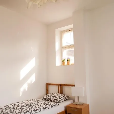Cute 2 Beds Studio Close To The Main Train Station Апартаменти *
