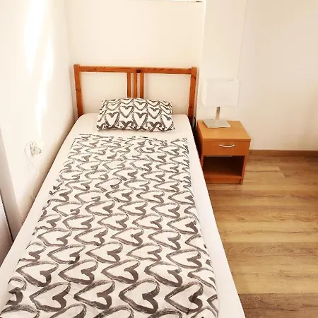 Апартаменты Cute 2 Beds Close To The Main Train Station
